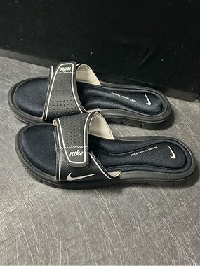 Nike Slides Size 9 Women